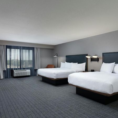 Courtyard By Marriott Wichita At Old Town Hotel Exterior foto