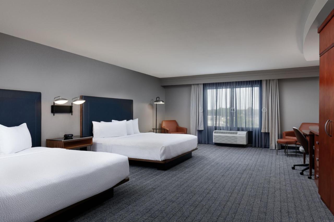 Courtyard By Marriott Wichita At Old Town Hotel Exterior foto