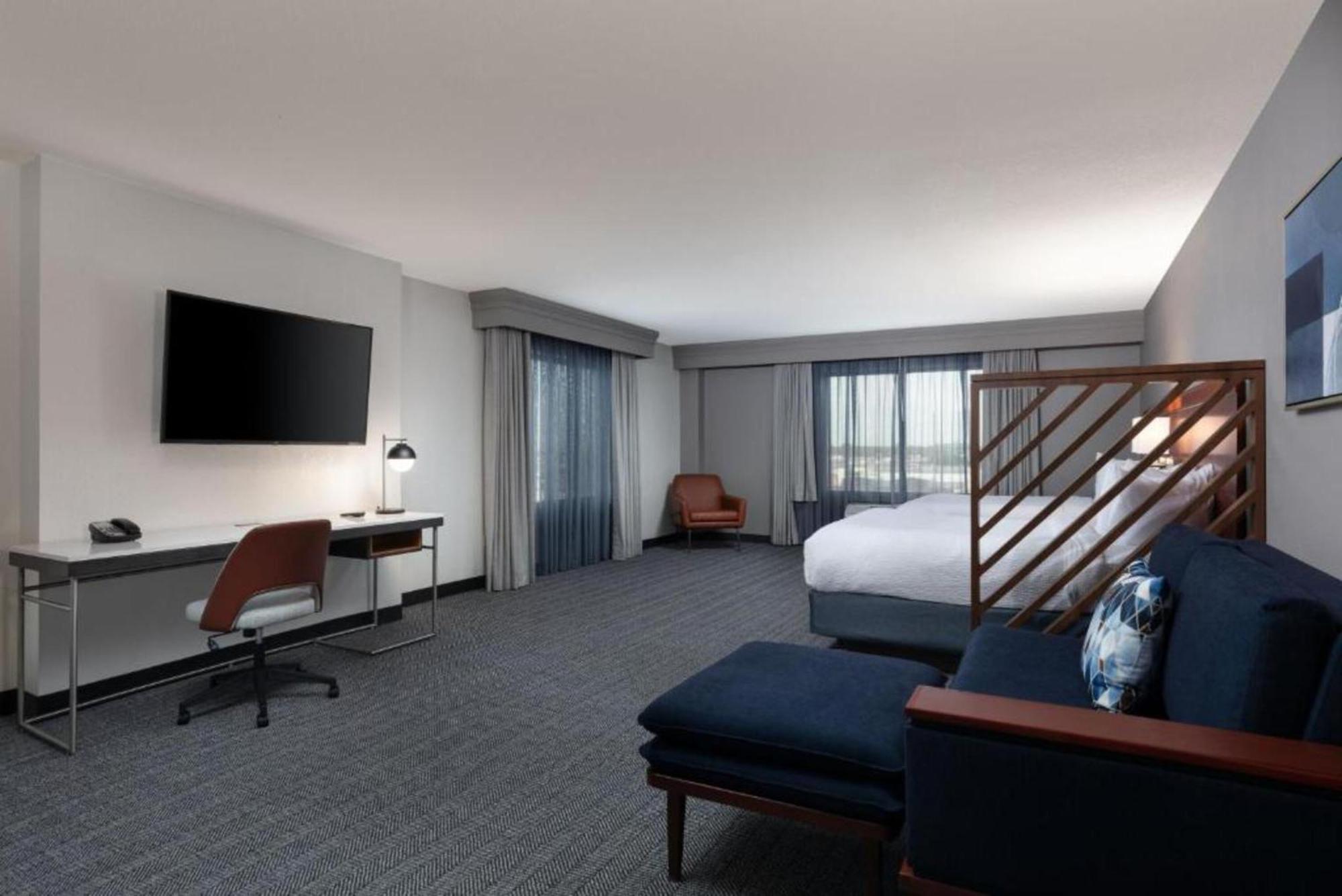 Courtyard By Marriott Wichita At Old Town Hotel Exterior foto