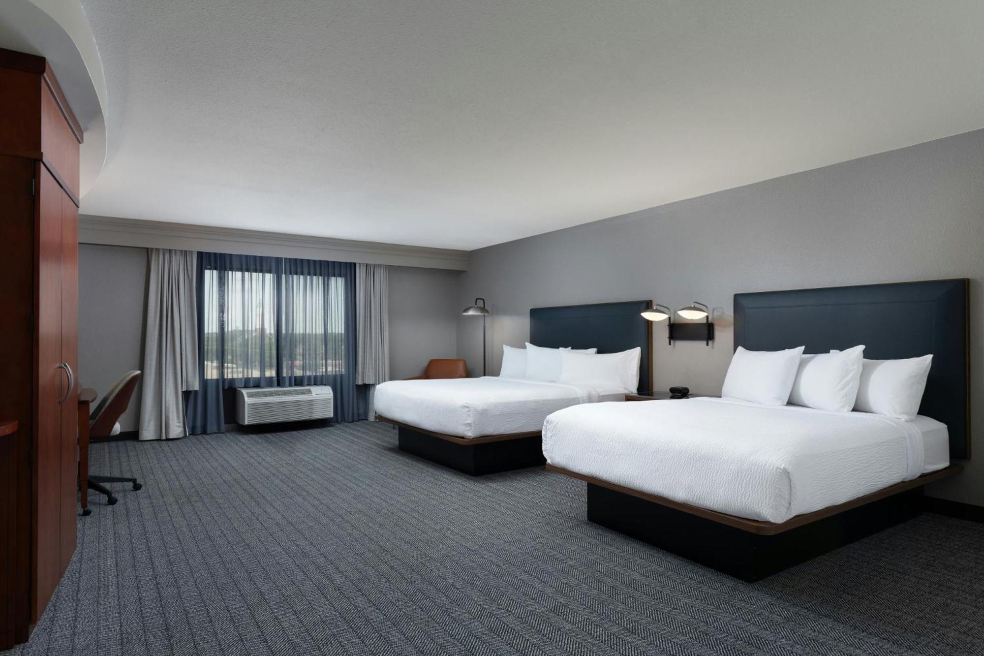 Courtyard By Marriott Wichita At Old Town Hotel Exterior foto