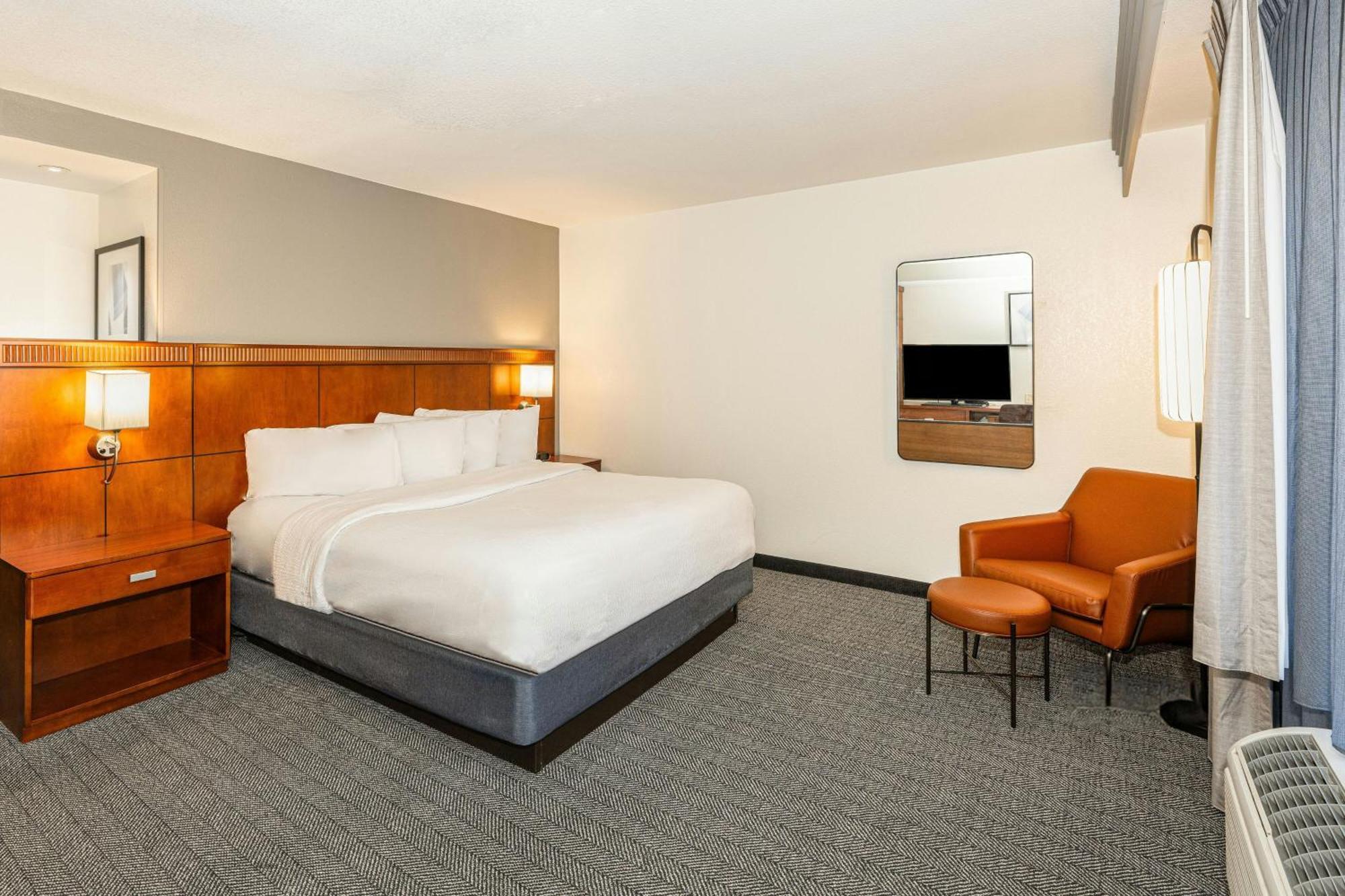 Courtyard By Marriott Wichita At Old Town Hotel Exterior foto