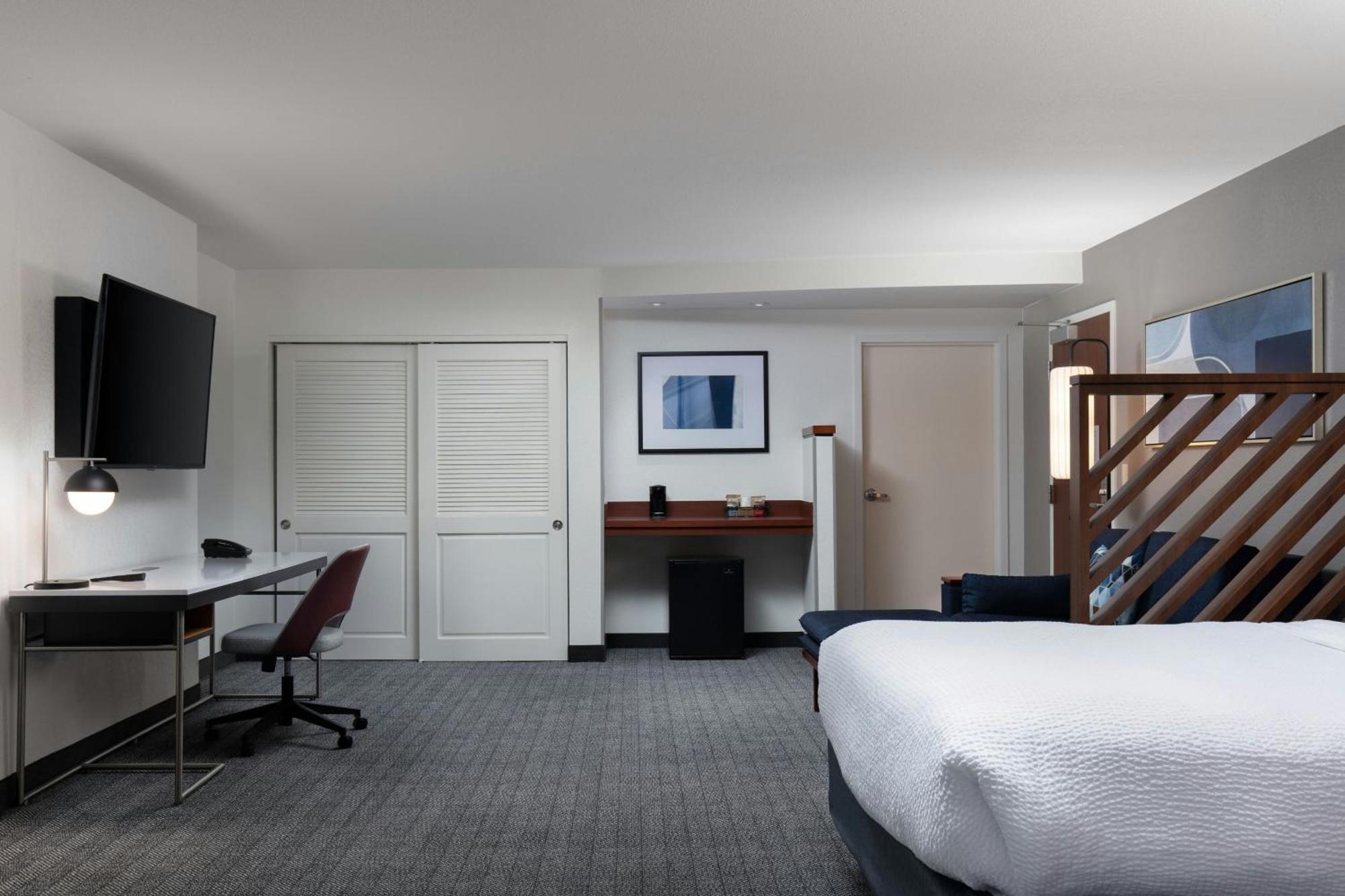 Courtyard By Marriott Wichita At Old Town Hotel Exterior foto