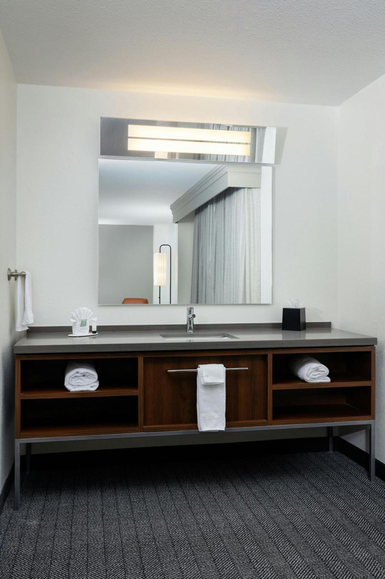 Courtyard By Marriott Wichita At Old Town Hotel Exterior foto